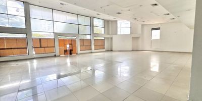 LOCAL COMERCIAL  CON BODEGA Y  CON EXCELENTE VITRINA ESQUINERA de 770  M2 ,  doble altura,  pisos de trafico pesado, ademas cuenta con una   bodega para  un espacio de almacenamiento o parqueadero de  de 300 M2. Sus ventanales tipo vitrina garantizan una exhibición optima. Se encuentra en la avenida murrillo una de las vías principales de la ciudad de Barranquilla, su ubicación estratégica  a una estación de transmetro garantiza una alta visibilidad, y un constante flujo peatonal y vehicular. Ideal para emprendedores visionarios o marcas con intención de expansión. Ofrece un espacio versátil y funcional para cualquier tipo de negocio. Su ubicación estratégica garantiza una alta visibilidad y accesibilidad para clientes potenciales. En zona comercial e industrial le da diferentes usos de suelo al inmueble.