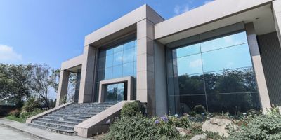 En plena autopista  norte  de la ciudad Bogotá  se encuentra esta imponente oficina de 1080 metros cuadrados, con una ubicación privilegiada y una arquitectura moderna, este inmueble cuenta con diez oficinas , tres baños , diez parqueaderos. Sus amplios espacios y su diseño funcional se adaptan a las necesidades de cualquier empresa en busca de excelencia. Descubre un lugar donde cada detalle está pensado para inspirar el éxito. ¡Bienvenido al futuro de los negocios!