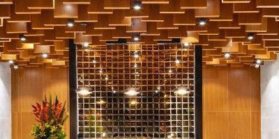 Descubre este exclusivo edificio Clase A ubicado en el norte de la ciudad,  al frente de la estación de transmilenio. Con un diseño atemporal, moderno y funcional, cuenta con todas las comodidades necesarias para garantizar un ambiente de trabajo productivo: dos  zonas con espacios para  reuniones, auditorios, ascensores de llamadas anticipada, baterías de baños por piso y posibilidad de instalar mas al interior de cada oficina, una terraza con instalaciones para cafetería una parte cubierta; altura de 3,10 mts y distancia entre columnas de 10 mts para mayor utilización de espacios, parqueaderos y zona comercial.
La oficina se encuentra en obra gris, hay un área total de 6929 mts y  se puede dividir parciales de 1954  mts  y  977 mts, 600 mts  y 377 mts