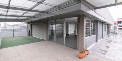 Arriendo Oficina  con área. de175 m2 y terraza de 52m2 en  sexto piso , Está situado en punto estratégico del barrio el virrey. Cuenta con espacio abierto, vista exterior, iluminación natural y 4 parqueaderos, lobby de doble altura dos ascensores de 10 pasajeros, planta eléctrica de suplencia total, equipo de presión constante, 1 sala de juntas, cuenta con terraza y cocineta para uso de empleados, batería de baños para hombres y mujeres en cada piso y vigilancia 24/7, control de acceso con tarjetas electrónicas y torniquetes tanto para personas como para vehículos. En los alrededores encuentran parques públicos, restaurantes, zona bancaria y amplia zona comercial. Excelentes vías de accesos sobre la, Carrera Quince. Transporte público cercano, SITP.