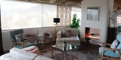 Ofrecemos para la venta penthouse dúplex, con una generosa área construida de 585 m2, redefine la idea de vivir en lo más alto. Cuenta con 3 habitaciones y 3 baños, ofrece amplitud y versatilidad para adaptarse a sus necesidades. Cada espacio ha sido cuidadosamente diseñado para maximizar la funcionalidad y el confort. Cocina abierta, sala , comedor el diseño interior refleja un equilibrio perfecto entre modernidad y elegancia. La conveniencia se encuentra en cada rincón, con una zona de lavado integrada que agrega una capa de funcionalidad a la experiencia diaria. La joya de la corona de este penthouse es su terraza privada. Un espacio al aire libre excepcional, perfecto para entretenimiento, relajación o simplemente disfrutar de noches estrelladas con vistas impresionantes. Si busca lo extraordinario, lo ha encontrado. Contáctenos para obtener más detalles, programar una visita y sumergirse en la experiencia de vivir en la cima del mundo.   Para Inversión y recibir renta.