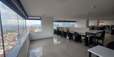 Oficina de 220 m2 en arriendo.La oficina se encuentra amoblada para estrenar, cuenta con cableado, baño para hombres y para mujeres, 40 puestos de trabajo, cocina, 2 oficinas , Piso alto. Recepción. Ubicación estratégica en corredor del centro internacional, con amplias vías de acceso hacia el Sur, Oriente, Norte. Edificio con Seguridad Privada 24/7. Además está se encuentra cerca de centros comerciales y restaurantes, vías de acceso por la carrera 7 y carrera 13, avenida Caracas y circunvalar, fácil acceso a transporte público (SITP y Transmilenio), sector de gran flujo peatonal.