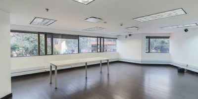 Arriendo  y vendo Oficina amoblada, ubicadas en el Barrio la Porciúncula, cuenta con un área de 795m2 con 104 puestos de trabajo, cinco oficinas cerradas. Espacio para recepción, cocineta. Puntos de red, batería de baños para hombre y mujer, cuarto de archivo y cuarto de Rack, cableado estructurado. El edificio cuenta con servicio de vigilancia 24 horas, ingreso a través de torniquetes, tanques de agua, sistema cerrado de TV., planta de energía con suplencia total, 10 parqueaderos, dos ascensores. Excelentes vías de acceso por la Calle Setenta y Dos, Carrera Séptima, Av. Caracas, Carrera Novena y Once. Servicio de transporte publico cercano, estación de Transmilenio Calle Setenta y Dos y paraderos de SITP. Cerca de importantes Centros Comerciales, Universidades, Bancos, Zona Comercial, con un mercado dinámico en constante crecimiento.