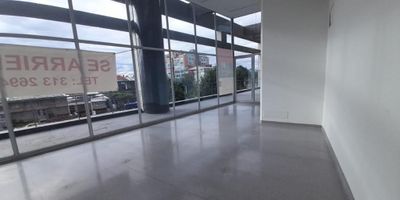 Arriendo local en zona prestigiosa de Bogotá hacienda santa bárbara, rodeada de parques cercanos, zonas comerciales y áreas sociales. Se destaca por contar con una espacio de 351,17 M2 de área privada y 78,83 M2 de terraza, 4 parqueaderos privados, 3 baños, 1 cocineta,  cómoda para optimizar el potencial que la ubicación ofrece. Cuenta con  espacios grandes, espacios medianos, espacios pequeños, pisos en madera y cerámica gris y excelentes acabados. Vías de acceso por la calle 116 y la calle 127 por la carrera 11 y por la novena, así como la 7ma. Contáctanos hoy mismo para más información y para concretar una visita, estaremos encantados de ayudarte.