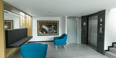 Venta y o arriendo oficina en Santa Barbara de 76.28 M2, cuarto piso interior con iluminación natural, abierta con excelentes espacio para adecuar según sus necesidades, cuenta  con baño privado, cocineta, deposito y parqueadero. El edificio cuenta recepción, circuito cerrado de tv, cada piso cuenta con baterías de baño. Está ubicada en zona comercial, rodeada de Bancos, Centros Médicos, registraduría. Las vías de acceso son Calle 127, Calle 116, Carrera Séptima y Carrera Novena