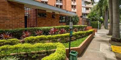 Presentamos hermoso apartamento en condominio de ciudad jardín para venta, con una ubicación privilegiada en especial para quienes buscan un lugar exclusivo. Aquí encontrará comodidad, tranquilidad y lo mejor un ambiente campestre contiguo al lago de la babilla, senderos peatonales, zonas gastronómicas y comerciales entre otros. Esta propiedad destaca por sus increíbles y amplios espacios con un área de 330 metros cuadrados en sexto piso permitiéndole una gama de posibilidades para decorar en grande y vivir cómodamente. El apartamento consta de 4 alcobas con baño, 1 baño social, sala de tv, sala, comedor, oficina, vestier en alcoba principal, todas las habitaciones con balcón amplio, cocina integral, alcoba de servicio con baño, zona de ropas, 4 parqueaderos y 2 depósitos. En áreas comunes dispone de amplias y bellas zonas verdes, juegos infantiles, piscina adultos y niños, salón social, ascensor, terraza BBQ y gimnasio. Planta eléctrica para funcionamiento normal de aptos.