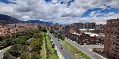 Venta de Apartamento en Belmira, con área de 103,21 M2  esquinero con excelente iluminación y vista al exterior, ubicado en un doceavo piso, amplia sala comedor con chimenea a gas y balcón, cocina integral lineal con espacio para nevecón, zona de lavandería independiente en la misma zona de la cocina, 3 habitaciones. Habitación principal con baño, walking closet y balcón, las 2 habitaciones secundarias con closet y comparten un baño; adicional cuenta con baño auxiliar. Dos parqueaderos en línea y depósito. El conjunto cuenta con vigilancia 24/7, salón comunal, gimnasio Parqueaderos de visitantes. Estrato Cuatro. Cerca de calles y avenidas principales como la calle 147 y 140 y Avenida carrera novena y carrera séptima, excelente transporte y vías de acceso, cerca de clínicas, hospitales y colegios, centros comerciales como Palatino y Cedritos y almacenes de cadena.