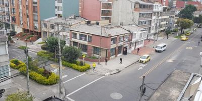Venta /Arriendo edificio en Teusaquillo 700 M2. Consta de cinco pisos con terraza, con uso para: Vivienda, comercio, dotacional-equipamiento, servicios culturales, educativos, profesionales, técnicos especializados. Control de ingreso sistematizado, vigilancia privada, circuito cerrado de TV y puerta eléctrica. El sector ofrece facilidad de acceso. Las vías de acceso son Av Calle 45, Av. Cra 30, AV el Dorado, Calle 53. El edificio se encuentra en un perímetro de desarrollo donde actualmente funciona Institutos, Centros Médicos, cerca de Universidades, Centro Comercial Galerías y zona de alto tráfico vehicular y peatonal.