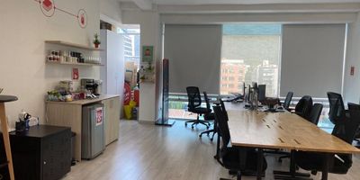 ¡No pierdas la oportunidad de tener la oficina de tus sueños en ! Con 120 metros cuadrados y 2 parqueaderos, este espacio es ideal para tu negocio. Ubicado en una zona privilegiada, ofrece comodidad y funcionalidad. ¡Contáctanos ahora y haz realidad tu proyecto empresarial!