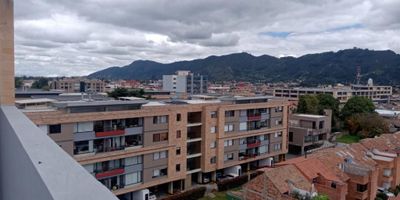 Apartamentos para estrenar 
-Sala-Comedor con amplios ventanales.
-Amplia cocina tipo americano y almacenamiento. 
-Tres habitaciones cada una con su baño y divisiones en cristal.
-Baño social de lujo.
-Habitación principal amplia, con vestir y baño con dos lavamanos.
-Gran zona de ropas independiente, aireada, con luz natural.
-Carpintería de alta calidad y diseño.
-Excelentes acabados con mucha clase y exclusividad.
Cerradura electrónica para puerta principal; abre con huella, con llave, o desde el celular.
-Iluminación especial LED en baños y cocina.
-Puntos eléctricos para motorizar cortinas.
--todos los apartamentos cuentan con excelente altura y luminosidad.
-Opcional manejo inteligente del apartamento por GOOGLE HOME.
-110 metros de terraza exclusiva con vista privilegiada y adaptable para club house
- Parqueadero Propio
- Administracion inteligente
- Energia trifásica en parqueaderos para vehículos eléctricos
- Tanque de aguas lluvias con moto bomba