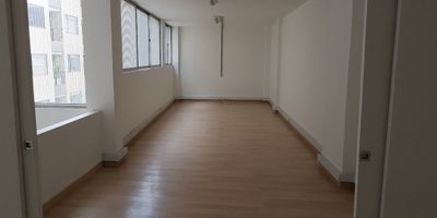 Descubre esta exclusiva oficina en venta o arriendo ubicada en una zona privilegiada. Con 64 metros cuadrados y 1 baño, este espacio ofrece comodidad y funcionalidad para tu negocio. Su precio de arriendo es de 1,687,100 pesos, mientras que su valor de venta es de 426,235,000 pesos. No pierdas la oportunidad de adquirir este inmueble único que se adapta a tus necesidades empresariales. ¡Haz de este lugar el nuevo hogar de tu empresa!