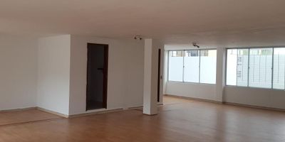 Descubre esta exclusiva oficina en venta o arriendo, ubicada en una zona privilegiada. Con 60 metros cuadrados y 1 baño, este espacio ofrece comodidad y funcionalidad para tu negocio. El arriendo se encuentra en 1,895,000 pesos, mientras que la venta está en 398,750,000 pesos. Aprovecha esta oportunidad única para establecer tu empresa en un lugar estratégico. ¡Contáctanos para más información!