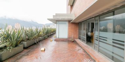 Arriendo Oficinas ubicadas en barrio Centro Internacional, cuenta con un área aprox de 364m2 y 178m2 de terraza, la oficina ocupa la totalidad del piso 25, cuenta con espacios  abiertos para adecuar  según la necesidad Y oficinas privadas, cocineta,  salas de juntas. gimnasio y duchas Cuenta con una hermosa vista  hacia toda la ciudad, iluminación  led, red contraincendios, citófono, cableado estructural, cuarto de rack cuenta con batería de baños para hombres y mujeres. Edificio corporativo con plazoleta de comidas cuenta  con dos asesores y molinetes de control de acceso, servicio de recepción y  vigilancia 24/7, planta de suplencia total.  Esta rodeado de bancos, zona comercial con un mercado dinámico en constante crecimiento. Su ubicación permite  movilizarse a cualquier  sector de la ciudad a 25 minutos del aeropuerto. Excelentes vías de Axeso por carrera séptima, avenida caracas y calle 26. Transporte cercano, estación de Transmilenio y paraderos  de SITP.