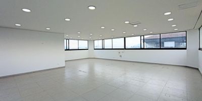 Local comercial en arriendo, con estratégica ubicación sobre la rotonda Siberia Cota lo que lo hace de fácil acceso desde Bogotá, Cota, El Rosal, Funza, Mosquera etc. Con amplia visibilidad desde la autopista, alto flujo de clientes gracias al comercio que se encuentra en el centro comercial, restaurantes, estación de servicio, papelería, dos sucursales bancarias y más. El inmueble goza de mucha luz natural y amplia vista lo que permitirá que tu empresa sea fácil de ubicar. El centro comercial cuenta con amplias zonas de parqueo con vigilancia. ¡Pide tu cita y conoce este estupendo local!