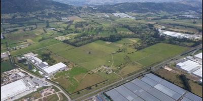 Parque Industrial abierto. Ubicado a 35km de Bogotá en la Sabana Norte, permite a su compañía ubicarse estratégicamente, a tan solo minutos de más del 50% del mercado nacional. Está sobre la vía nacional con amplios carriles de acceso; todos los servicios públicos habilitados ( energía, gas, comunicaciones, acueducto y alcantarillado) y paso férreo. Se ofrecen lotes para el desarrollo de proyectos logísticos e industriales de ALTO IMPACTO, con más de 850,000 m2, en áreas flexibles, con capacidad de adaptarse a las necesidades de su empresa. Ubicado en una zona donde se encuentran más de 25 grandes empresas. Tenemos la capacidad de estructurar, gerenciar, construir y comercializar su proyecto, según sus necesidades y presupuestos, desde solo la compra de terreno hasta el diseño, construcción y financiamiento del proyecto para renta a largo plazo.Los valores indicados de arriendo y de venta corresponden solo al valor de la tierra. Válido hasta 01.07.2023.