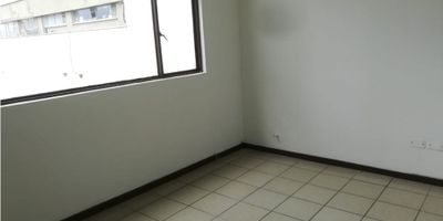 Se Alquila oficina  muy bien ubicada, consta de un area Aprox de 23mts amplia e iluminada y  piso en general en baldosa
