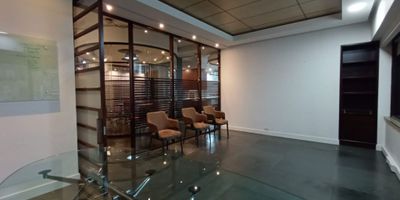Dos Oficinas contiguas  en Arriendo y Venta. Piso nueve. Cuenta con espacios privados y algunas divisiones. Ingreso con huella o clave, recepción, archivo modular, sala de juntas , cuarto técnico, dos oficinas gerenciales, oficina presidencial, baño, oficina abierta. 4 parqueaderos. Edificio Avenida Chile, con todos los requerimientos tecnicos y de seguridad que necesitas. Amplias vías de acceso, vigilancia completa, tornos de ingreso , amplio lobby de entrada