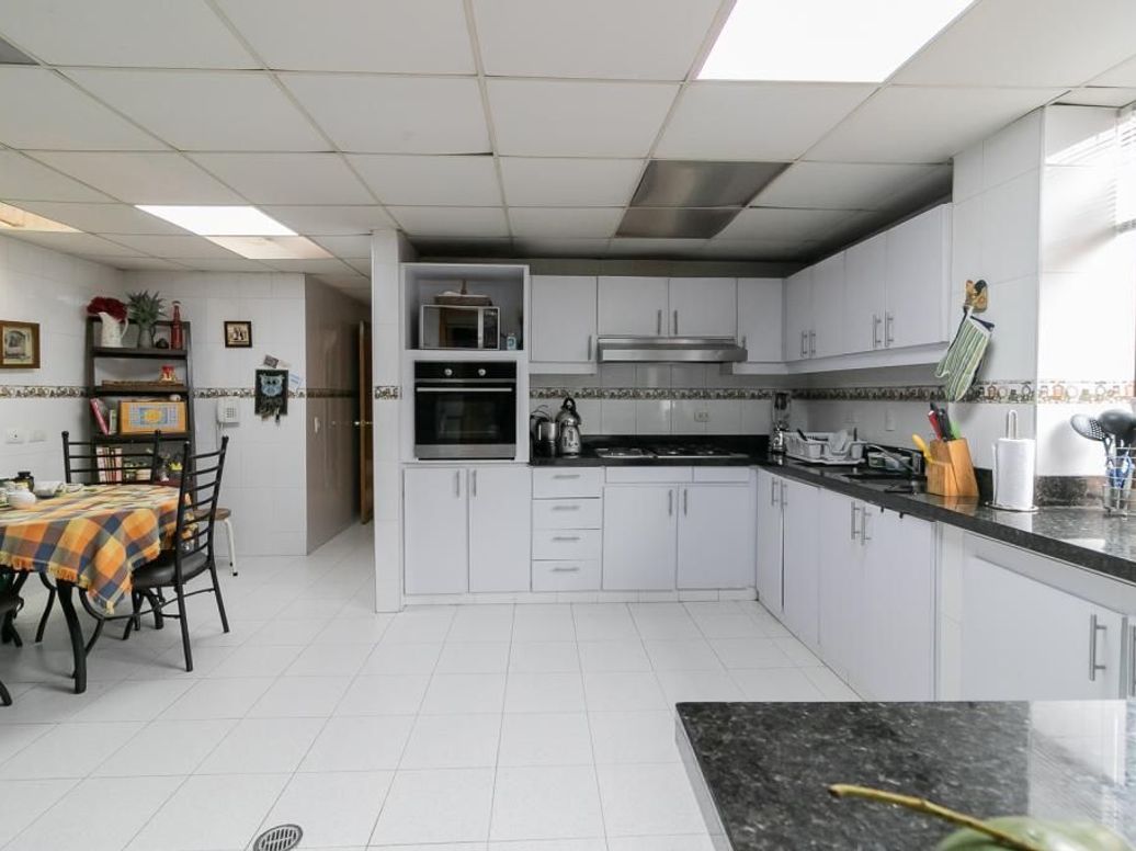 Apartamento de 3 alcobas en venta en Santa Barbara Occidental, Bogotá, 245 m² · foto 11 de 20