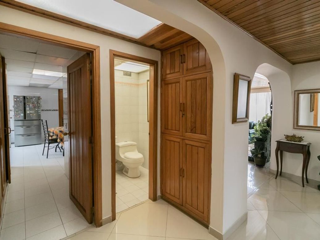 Apartamento de 3 alcobas en venta en Santa Barbara Occidental, Bogotá, 245 m² · foto 4 de 20