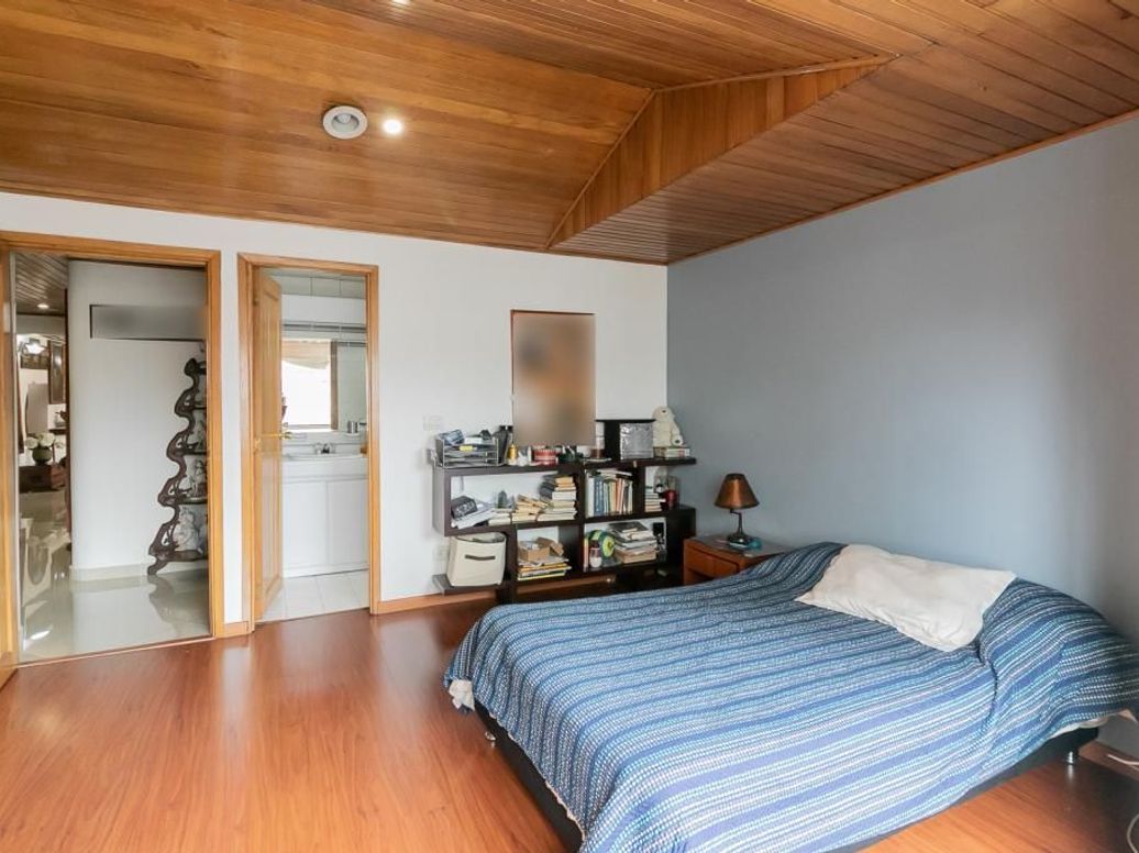 Apartamento de 3 alcobas en venta en Santa Barbara Occidental, Bogotá, 245 m² · foto 13 de 20