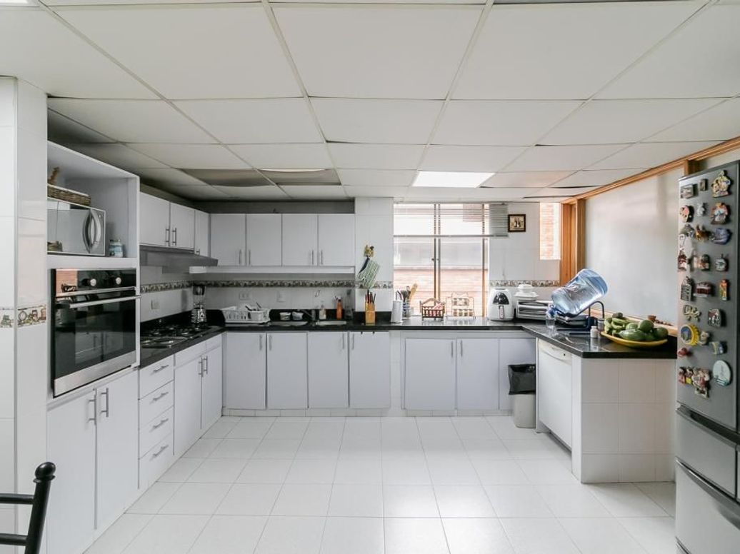 Apartamento de 3 alcobas en venta en Santa Barbara Occidental, Bogotá, 245 m² · foto 9 de 20