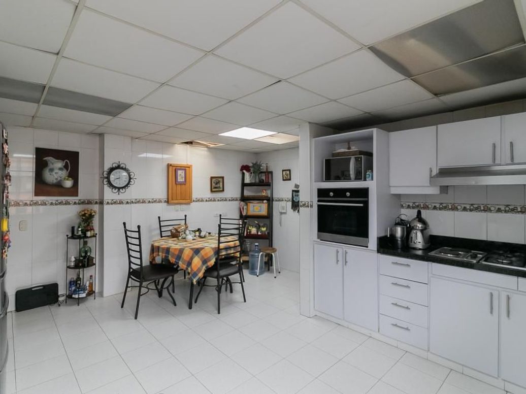 Apartamento de 3 alcobas en venta en Santa Barbara Occidental, Bogotá, 245 m² · foto 10 de 20
