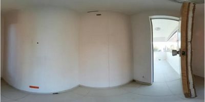 GRAN OFERTA Oficinas ubicada en el edificio El Lago P.H. con 43 año de vetustez. Cuenta con diversos acabados, una adecuación para odontología, tiene disposición exterior y esquinero, buena iluminación, garaje y ventilación natural. Las 2 oficinas están unidas físicamente Área (47,98 y 48,40). Puerta de acceso en vidrio templado. iluminación tradicional. alto flujo peatonal durante todo el día, Con gran cercanía al Centro Comercial Andino, Notaria 24, Clínica El Lago, Parque el Virrey, Universidad Sergio Arboleda, Gimnasio Moderno restaurantes y Supermercados. zona estratégica por estar en un lugar comercial No te pierdas esta oportunidad de negocio que es ideal para tus futuros proyectos, Que esperas para conocerlo contáctenos.