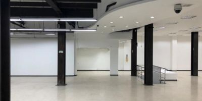 Local u oficina para Arriendo de 918 metros cuadrados ubicada en el Centro Internacional, Teusaquillo-Bogotá, sobre vía de alto tráfico vehicular, cerca de la estación de Transmilenio de San Diego y Museo Nacional rodeado de un sector comercial, financiero, servicios y residencial. Cuenta con primer piso, sótano y mezanine, espacios abiertos y cerrados, cocineta, batería  de baño hombres y mujeres en el primer y segundo piso, baño para personas con discapacidad, zona de cafetería, ascensor de carga, planta eléctrica propia, cámaras, sensores de movimiento, parlantes ambientales, cortina metálica enrollable con motor para puertas y ventana, vidrios de seguridad, iluminación natural. Se encuentra cerca de entidades financieras, restaurantes, universidades, zonas verdes, cercano al museo nacional y parqueaderos públicos. Ubicación estratégica en corredores viales principales, troncal de Transmilenio, estaciones del SITP. Oficina o local se puede dividir desde 284 hasta 918 metros.