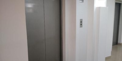 Arriendo de oficina 404m2 en Centro Internacional con área libre para distribuir a su necesidad, con iluminación natural, dos baños internos y uno afuera de la oficina, con cuatro parqueaderos, áreas comunes del edificio ascensores, escaleras señalizadas, circuito cerrado de televisión, recepción,  seguridad las 24 horas, en una zona comercial se puede acceder por la  carrera 13 y carrera 38, estación de Transmilenio y transporte público.