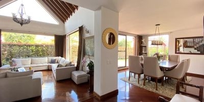 Hermosa casa en conjunto residencial exclusivo en la milla de oro en Cajicá. La casa cuenta con hall de entrada, sala comedor independiente de amplios espacios salida a solar y patio exterior. En el primer nivel encontramos tres habitaciones con baño privado y salida independiente a patio exterior, estudio. Habitación principal en segundo piso con baño privado, estudio o family room, terraza y sala auxiliar. En el patio  la casa cuenta con área de BBQ con pérgola.  Amplia cocina con isla, comedor auxiliar y alacena. Amplios depósitos exteriores.  Conjunto con club house completo, canchas de futbol, basket, tenis, salón de reuniones, gimnasio, zonas húmedas. Vigilancia veinticuatro horas y perimetral con cámaras. Cerca al centro comercial fontanar, restaurantes, bancos, transporte publico.