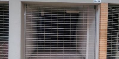 Venta de local de 20.48 m2 más 18 m2  de mezanine en plazoleta de comidas de parque industrial, al acceder al local piso en concreto, reja metálica por el acceso a la plazoleta y mezanine estructura metálica y piso en cerámica , escaleras amplias para acceder al mezanine, punto de salida de servicio de gas, agua y hidráulico, puerta metálica independiente por la parte de atrás del local. Áreas comunes de la plazoleta de comidas dentro del parque industria, batería de baños mujeres y hombres, corredores, recepción, seguridad las 24 horas, parqueaderos de cada bodega y visitante se accede por la vía Mosquera - Madrid.