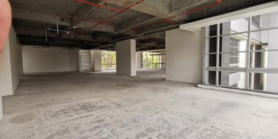 ARRIENDO. Oficina ubicada en un excelente sector de la ciudad, por la zona encuentra, restaurantes, bancos, centros comerciales. La oficina esta en el piso 3 de edificio AAA, muy clara, se arrienda SIN MOBILIARIO.  Dentro de las características en cuanto a servicios complementarios del edificio se encuentran: Parqueaderos para visitantes, Planta eléctrica de suplencia total, Áreas de circulación peatonal y vehicular, tanques de agua de reserva, Red general y gabinetes contra incendio, Equipo hidroneumático de presión constante.Carga Eléctrica 110 kva