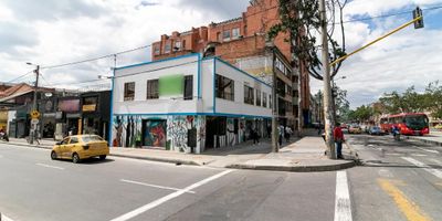 Presentamos local comercial para la venta en Chapinero Central, reconocida zona tradicional de Teusaquillo, esta localidad se caracteriza por la presencia de sectores residenciales en los que hay alta dinámica de población flotante producto de la oferta universitaria e importantes zonas comerciales y de servicios dado el uso de suelos mixto que la caracteriza, adicionalmente este local tendrá un significativo desarrollo urbanístico producto de la construcción de la primera línea del metro, el cual tendrá la estación 13 (sobre calle 45 con Av. caracas) a dos cuadras del inmueble en la cual se proyecta se transporten un millón de personas diarias en la primera fase del metro. Este inmueble destaca por disponer de un amplio frente peatonal de más de 25 metros lineales, al ser esquinero ofrece alta exposición al tráfico peatonal para el desarrollo de comercio en general de múltiples usos ideal para inversionistas o el desarrollo de proyectos inmobiliarios para variados segmentos de mercado.