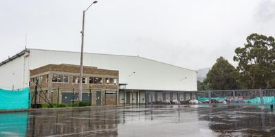 Bodega La Pampa en Tocancipá de 9714 m2 Área de almacenaje: 9,328m2; área de oficinas: 386m2. Tiene área de lockers y baterías de baños. Altura libre de hasta 14.6m. Altura a cumbrera: 15 metros. Tiene red de extinción de incendios; piso con resistencia de 5 Toneladas/m2. Muelles de acceso: diez muelles en deprimido con rampas niveladoras hidráulicas que garantizan una operatividad en vehículos de hasta 1.60 m de altura al piso del remolque y un  muelle a nivel para maniobras de vehículos de carga inferiores a 8 toneladas de capacidad de carga. Tiene planta de tratamiento de agua. Cuenta con un circuito cerrado de televisión que ejerce vigilancia a través de cámaras de seguridad que permiten la observación y grabación de eventos en forma permanente.Los servicios públicos de energía, acueducto, alcantarilladoy recolección de basuras del Parque Logístico Pampa Norte serán provistos por el municipio de Tocancipa. Cuenta con Excelentes vías de acceso.