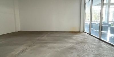 Arriendo local ubicado en la Zona Franca de Bogotá el cual goza de incentivos tributarios, aduaneros y de comercio exterior, el local cuenta con un área de 65,26 metros cuadrados en obra gris. Esta dentro de un edificio que cuenta con certificación LEED Gold, auditorio con capacidad para trecientas personas, salas de entretenimiento, circuito cerrado de televisión, red contra incendios, parqueaderos privados, dos plantas eléctricas de suplencia total. Esta Zona Franca aloja más de trecientas cincuenta empresas con usuarios calificados y empresas de apoyo con una población flotante de quince mil personas y más de treinta y cinco mil empleados directos, su ubicación es privilegiada ya que se encuentra a tan solo un kilómetro y medio del aeropuerto El Dorado y cuenta con cómodas vías de acceso como los son la calle trece y la avenida ciudad de Cali.