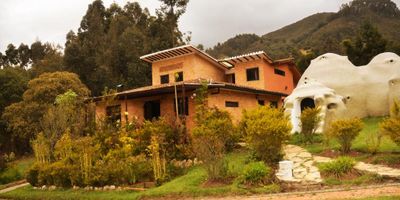 Hermosa finca con vista panorámica hacia el valle de Tabio y el cerro de Huaica. La casa, de 300 mts de construcción, la componen 4 alcobas, la principal con estudio que puede servir también como alcoba, y una zona de estar con chimenea a gas, cuatro baños. Amplia sala con chimenea, comedor, cocina abierta estufa a gas. La casa tiene un altillo muy amplio que puede utilizarse como habitación totalmente independiente, zona de juegos o como área de reuniones. Cuarto y baño de servicio, zona de ropas y dos terrazas. El servicio de agua es de acueducto pero adicionalmente la casa tiene un tanque de reserva construido de 7.000 litros y uno exterior de 2.000 litros. Cuenta también con un reservorio de aguas lluvias para utilizar en riego, ganado o caballos. La finca esta a unos metros de la vía principal con suficiente distancia para pasar desapercibido el ruido vehicular. La casa cuenta con amplias terrazas en los dos pisos para disfrutar la tranquilidad, el aire libre y la buena energía