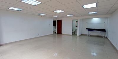 Arriendo de oficina 48 m2, actualmente se encuentra área libre para ser distribuida a su necesidad, con iluminación natural, un parqueadero, áreas comunes del edificio ascensores, escaleras señalizadas en cada piso se encuentra cocina comunal  y batería de baños para hombre y mujeres, circuito cerrado de televisión, recepción, control de acceso, vigilancia las 24 horas, en una zona comercial se puede acceder por la Calle 63, Carrera 13 y Carrera 14, estación de Transmilenio y transporte público.