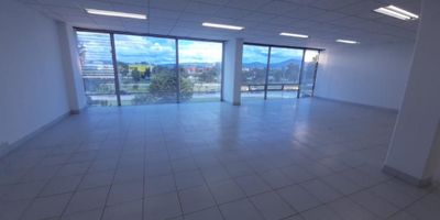Arriendo oficina ubicada dentro de un centro empresarial sobre la Avenida El Dorado de Bogotá. La oficina cuenta con 293 metros cuadrados en obra blanca, baño privado, cocineta.   El centro empresarial cuenta con vigilancia privada, circuito cerrado de televisión, ascensor para discapacitados, auditorio con capacidad de 15 a 100 personas, plazoleta de comidas, parqueaderos para carros, motos y bicicletas, planta de suplencia total en áreas comunes y se encuentra ubicado a cinco minutos del Aeropuerto El Dorado con vías de acceso como la Avenida El Dorado, Avenida Ciudad de Cali, Avenida Esperanza y la Avenida Boyacá. Por sus características es ideal para empresas administrativas del sector logístico y de telecomunicaciones ofreciendo el mejor precio del sector.