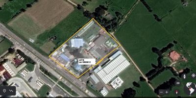 VENTA Lote 19.041 m2 USOS Múltiples sobre la Autopista Medellín  
La propiedad se encuentra ubicada sobre la Autopista Medellín, por su ubicación estrategia se ha consolidado como un eje de desarrollo industrial y logístico en la que prestigiosas compañías han ubicado sus instalaciones por ser un punto clave en la conectividad de Bogotá con otros centros industriales del país.
Este lote se clasifica como tipo de suelo urbano, con uso de suelo industrial, Comercial e Institucional, lo que lo convierte en uno de los lotes de terreno más versátiles de la zona, por permitir el desarrollo de una amplia gama de negocios. En la actualidad cuenta con algunos locales comerciales y la infraestructura de un colegio.