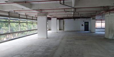 Oficina ubicada en sector estratégico, cerca al parque de la 93 .En el piso 7   Edificio es Leed Certfied.Obra blanca, piso laminado, sin mobiliario
Edificio muy cerca del parque de la 93, ecológico e inteligente, con oficinas dotadas con la más alta tecnología. PISO ADECUADO 
Se puede tomar piso completo o la mitad. Cuenta con Hotel Holiday Inn Express 
Sistema de ventilación natural en las fachadas
Aislamiento acústico de fachadas y entrepisos.
 3 escaleras presurizadas.
Sistemas de seguridad contra incendio con estándares de la NFPA.
Tecnología de punta en seguridad, vigilancia y control de acceso.
5 ascensores de ultima generación.
