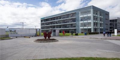 OFICINAS ADMNISTRATIVAS  EN ARRIENDO . Cuenta con 101 parqueaderos  de uso exclusivo para automoviles. Cuenta con dos ascensores con capacidad para 8 personas,cuartos técnicos, baterias sanitarias para hombres y mujeres, iluminación T8 ,red contra incendios, CCTV. La ubicación estratégica del activo lo ubica a 9.5 Kilómetros del aeropuerto internacional El Dorado y a tan solo 6 Kilómetros de los clusters industriales de la Calle 80 y Funza-Mosquera. ▪ Estos espacios se pueden entregar con adecuaciones y mobiliario