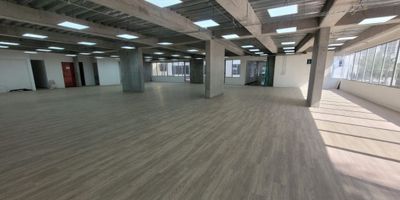 Oficina de 1012 m2 en arriendo, en Chicó, Norte de Bogotá, terminada, posee terraza privada de 159 m2 y 18 parqueaderos, iluminación natural, escalera para evacuación de emergencia,  piso laminado. Edificio de 10 años de construido, 7 pisos, 4 ascensores, cuenta con auditorio para reuniones, acceso biométrico, vigilancia privada 24x7, circuito cerrado TV, alarma de Intrusión, planta eléctrica de suplencia, subestación eléctrica, tanque de reserva agua, gabinetes contra incendios, acceso vehicular sistematizado. Ubicada estratégicamente en corredores viales principales cerca a importantes cadenas hoteleras, entidades financieras, restaurantes, zonas verdes y parqueaderos públicos. Agenda tu cita hoy mismo