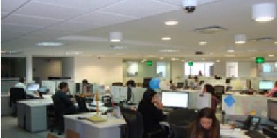 Ubicado en el edificio La Equidad en el corredor de oficinas de la Calle 100. Cuanta con edificios cercanos como el WTC, Edificio Itahú, Torre City Bank. Se consolida como uno de las zonas empresariales más importantes de la ciudad. Siendo un lote esquinero, posee 4 vías de salida y acceso: Calle 100, Cra. 9ª, Calle 99 y Cra. 11.

Las oficinas tienen un diseño contemporáneo, con espacios abiertos y    todo el equipamiento necesario para los usuarios, con más de 42 puestos de trabajo, salas de juntas, archivo, batería de baños y espacio para recepción. Techo en drywall, estructura a la vista, cielo raso con láminas de icopor y cielo raso lamina microperforada / con una altura en general de 2.72 metros. 

Cuenta 10 espacios de estacionamiento comunales de uso exclusivo, con duplicadores de espacio.  El sistema de duplicador tiene la capacidad de elevar un vehículo puesto en posición de parqueo, lo que permite utilizar como parqueadero adicional el espacio debajo de la plataforma.