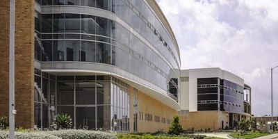 La zona franca de occidente esta  ubicada en la avenida troncal de occidente, cerca al aeropuerto El Dorado, es un parque con economía circular ambientalmente  sostenible, beneficios tributarios y aduaneros (sujetos a cumplimiento de requisitos);  cuenta con seguridad 24/7, control de acceso vehicular y peatonal, sensores de movimiento; suministro de mano de obra altamente calificado, diseño de operación aduanera a la medida del cliente, bodegas con las características adecuadas para su operación.
La bodega cuenta con área en primer piso de 1.420 mts, segundo y tercer piso de 630 mts cada uno, 75 KVA.
Contáctenos podemos ubicar la bodega con las características que usted necesita en venta y arriendo, o lotes para construir a la medida de sus necesidades.