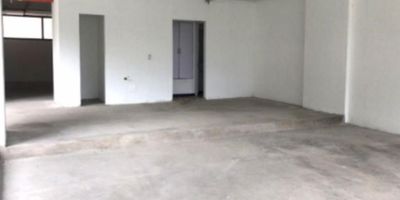 Se ofrece en arriendo local comercial en obra gris, con un área de 144,50 metros cuadrados, con un área útil de terraza de aproximadamente 54,47 metros cuadrados ideal para marcas de comercio y alimentos. El local está en el primer piso de un edificio de 9 pisos de oficinas cuenta con estructura antisísmica, control de acceso, 6 ascensores, planta eléctrica, climatización dual con diseño bioclimático, hall de acceso con doble altura y zonas verdes en cubierta con terraza, adicionalmente en el edificio cuenta con zona de restaurantes, cafeterías, cajeros automáticos y bancos. Parking con capacidad para 157 cupos, 77 privados, 40 de vehículos, 19 de motos, 21 duplicadores. Se encuentra ubicado al norte de la ciudad con fáciles vías de acceso por la calle 100, las carreras 7 y la carrera 11. Se encuentra ubicado en una zona financiera y comercial, con alto flujo de personas, cerca de transporte público. Disponible para entrega inmediata.
