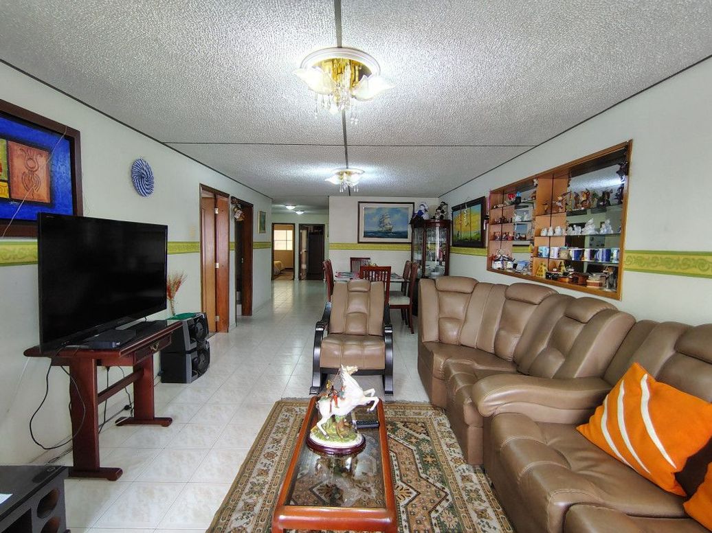 Casa de 9 alcobas en venta en El Laurel, Bogotá, 350 m² · foto 10 de 20
