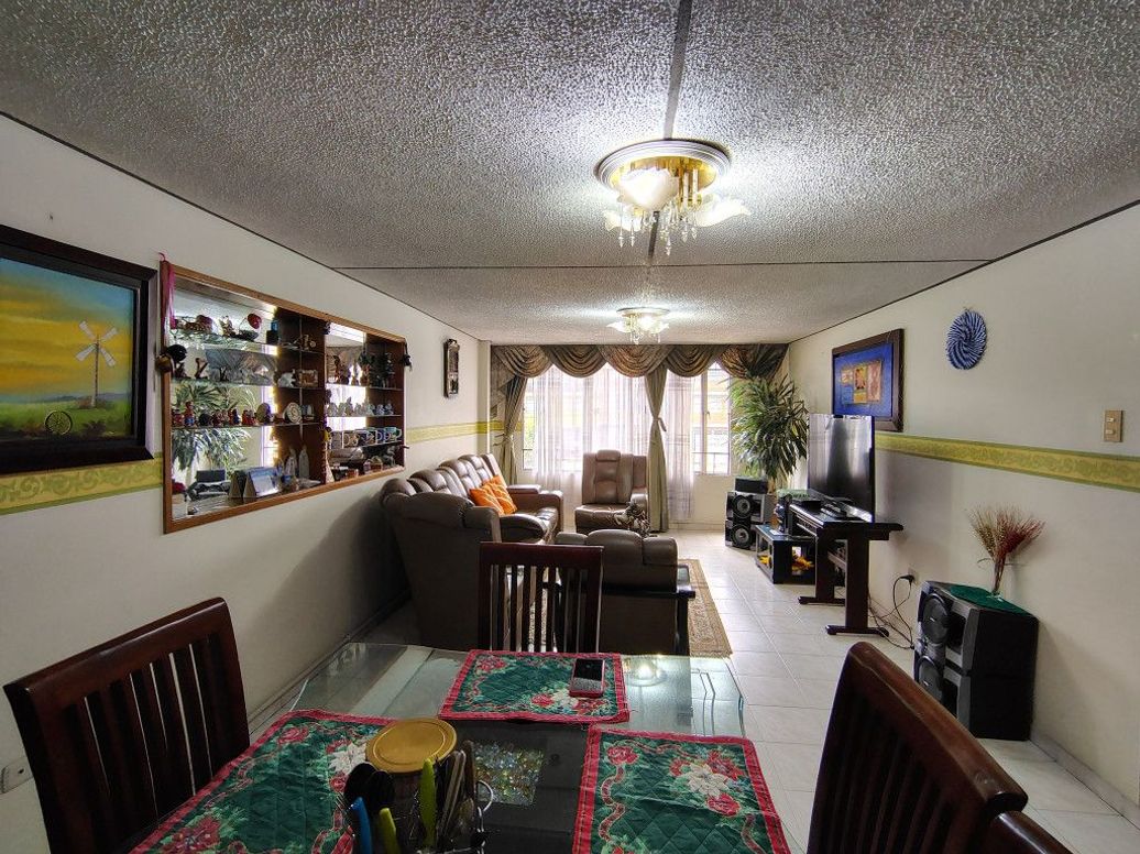 Casa de 9 alcobas en venta en El Laurel, Bogotá, 350 m² · foto 9 de 20