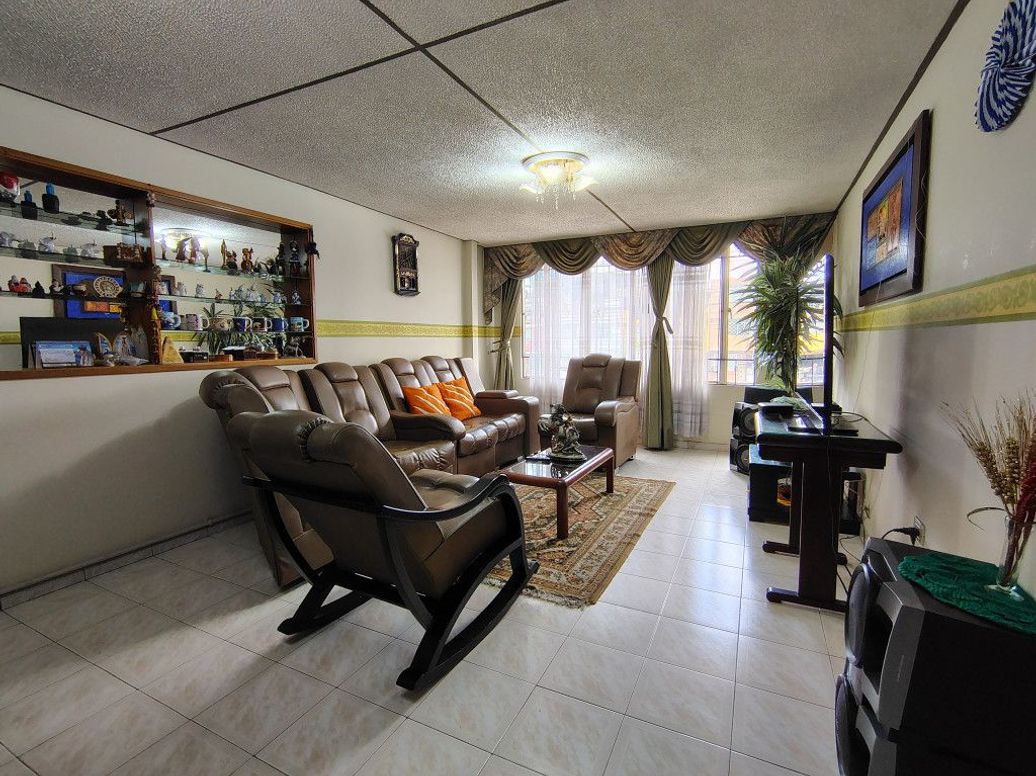 Casa de 9 alcobas en venta en El Laurel, Bogotá, 350 m² · foto 8 de 20