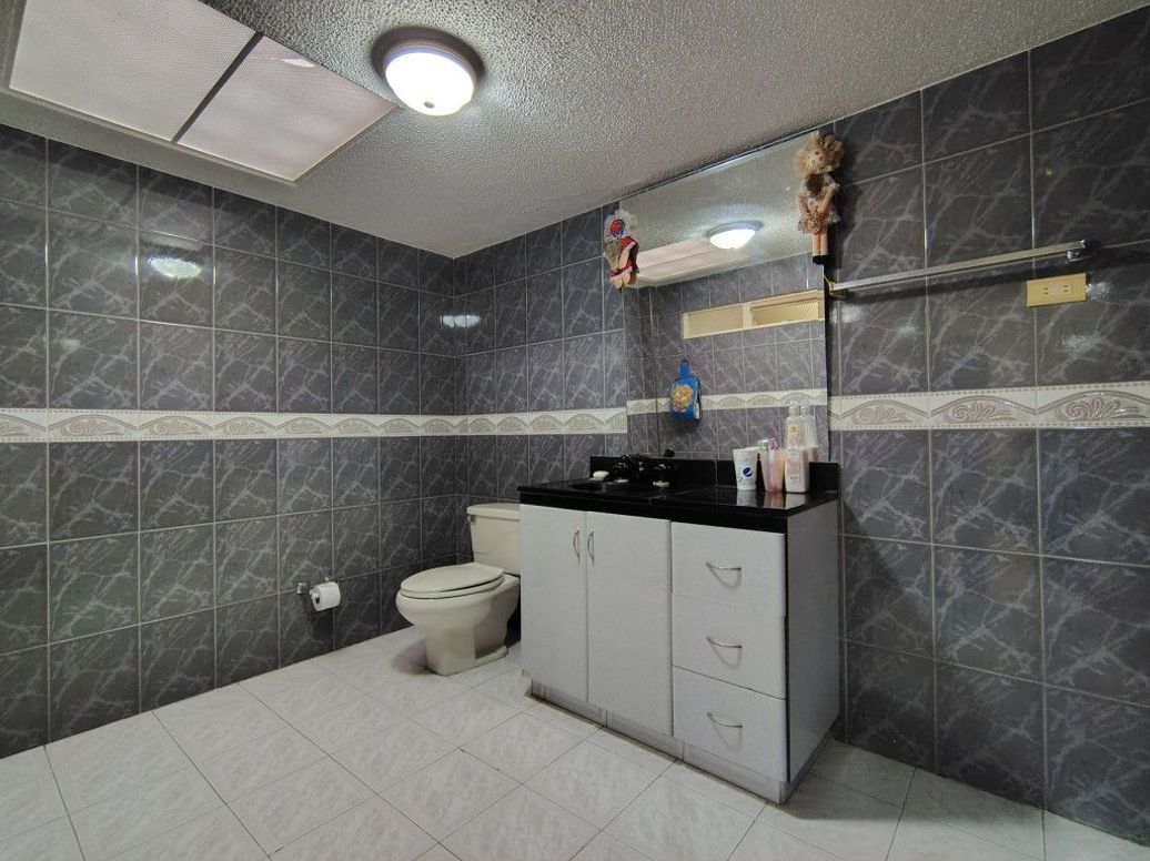 Casa de 9 alcobas en venta en El Laurel, Bogotá, 350 m² · foto 14 de 20