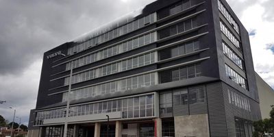 Oficinas con ubicación estratégica en el núcleo de operaciones logísticas de Bogotá. Áreas desde 970 metros por planta, 3 plantas seguidas continuas. 12 garajes por planta.
Se entregan en obra gris para que puedan ser adecuadas según las necesidades de su empresa, cuenta espacios abiertos para una mejor distribución de espacios, vigilancia privada 24/7, transporte publico cercano, cada oficina cuenta además con iluminación natural y una completa batería de baños por piso, 1 garaje por cada 80 metros.
Parqueaderos Públicos Planta eléctrica en zonas comunes CCTV Control de acceso. Tech Center Etapa 1 es un edificio tradicional en el corredor Salitre, ya que se encuentra ubicado en el núcleo de operaciones logísticas de Bogotá por su cercanía con el Aeropuerto El Dorado, facilidad de acceso al transporte público, la Avenida el Dorado y fácil conexión con el centro de la ciudad

Contáctenos para conocer esta excelente oportunidad para su empresa.